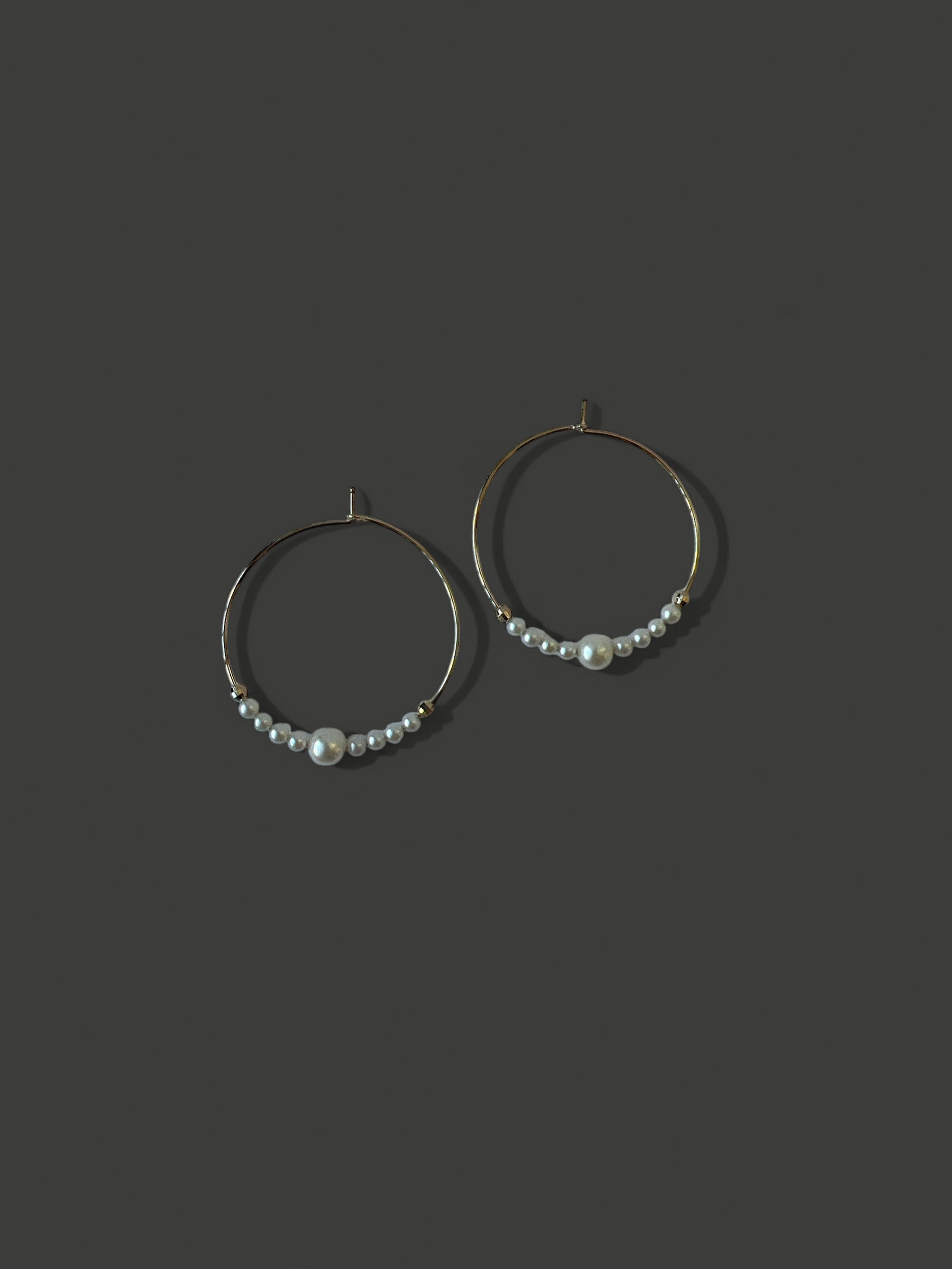 FE8 Graduated Pearl Hoop Earrings