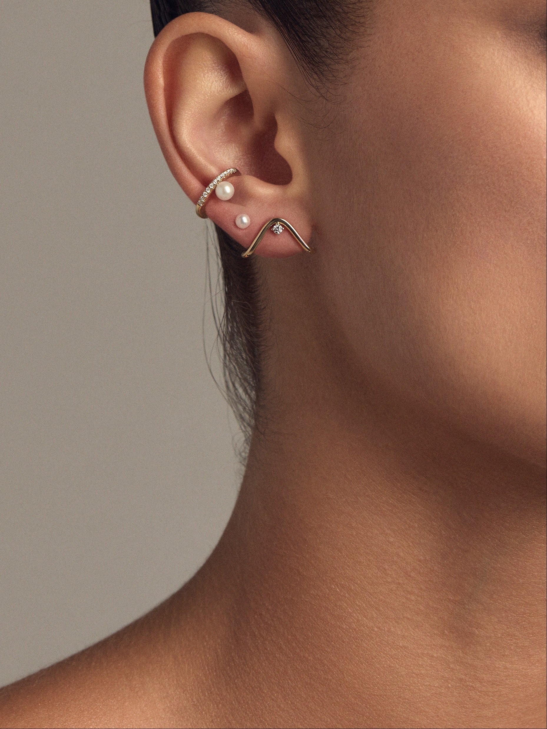 SBE417 Sea of Beauty. Gold and Diamond Curve Earring