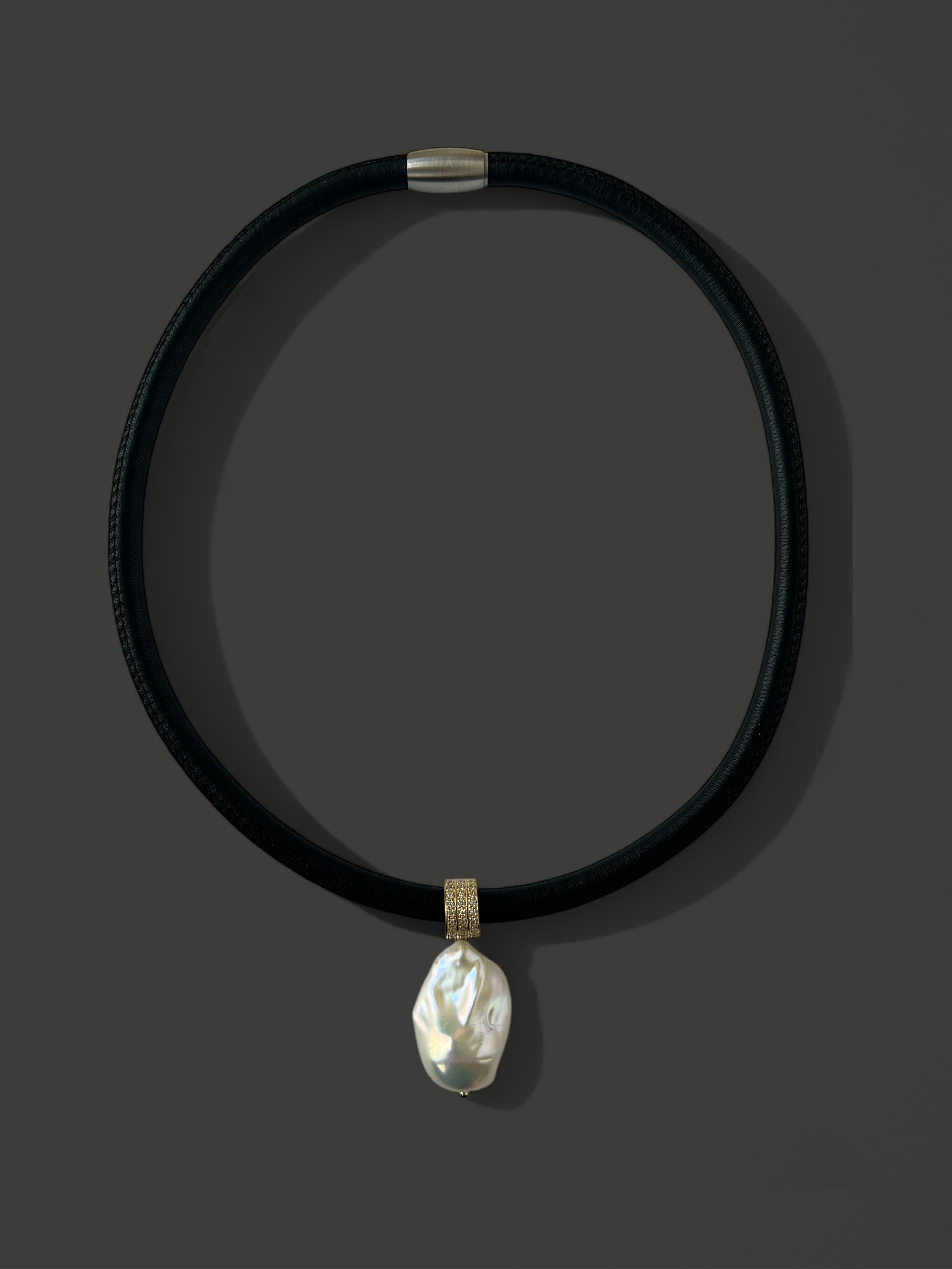 FN46 Large Baroque White Freshater Pearl With Diamonds Leather Necklace