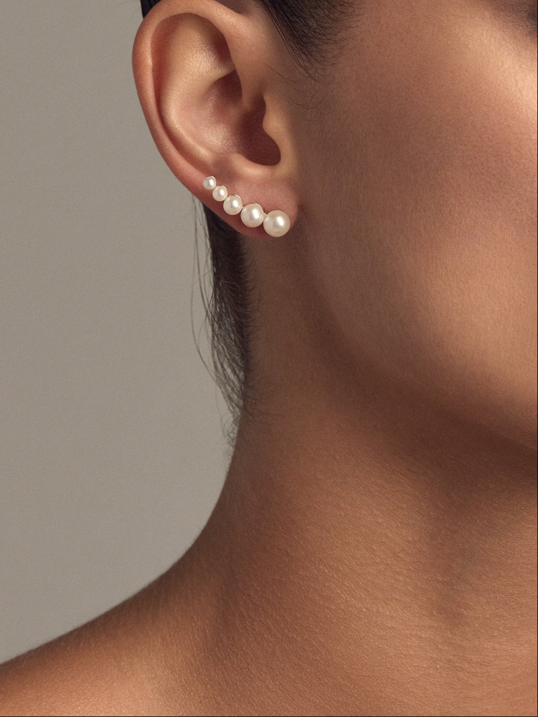 SBE414 Sea of Beauty. Cascading Pearl Ear Climber