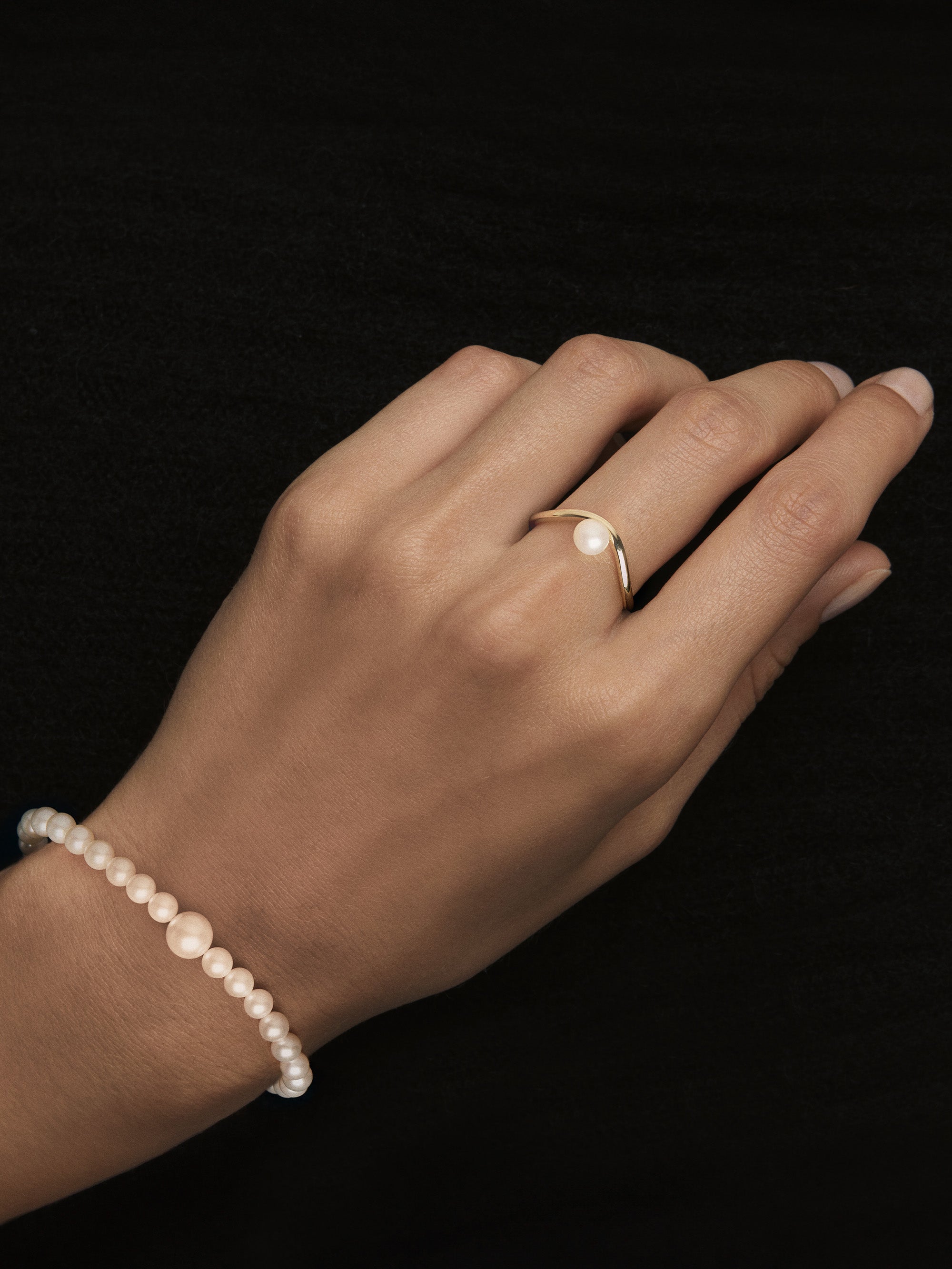 SBR109 Sea of Beauty. Gold and Pearl Curve Ring